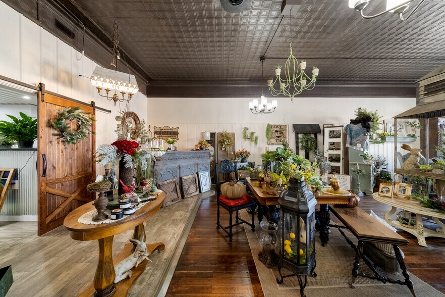 More Photos Of 122 E Cranston Ave, Fowler Flex For Sale