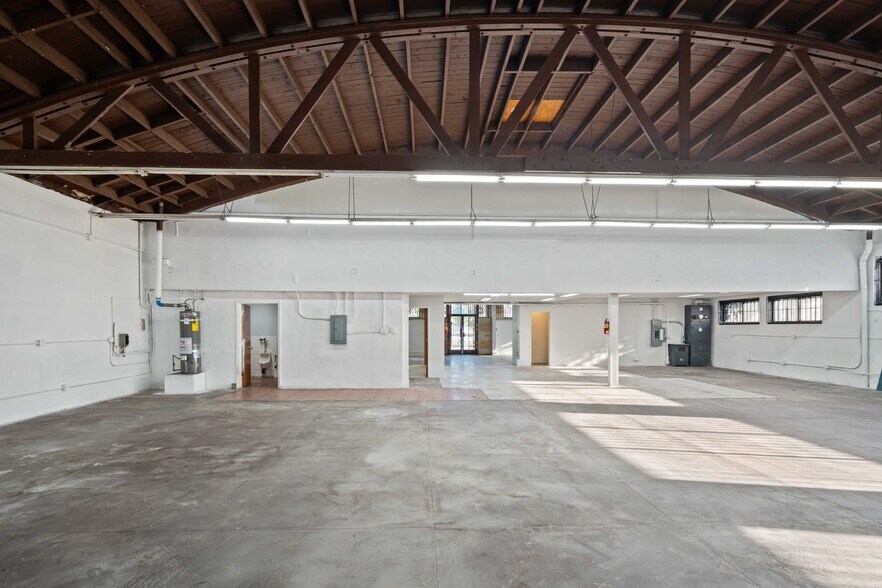 More Photos Of 1421 S Hill St, Los Angeles Warehouse For Lease