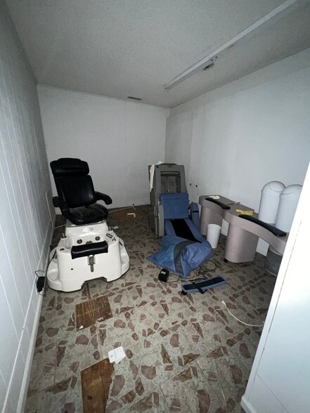 More Photos Of 28 Mullin Hill Rd, Spruce Pine Flex For Sale