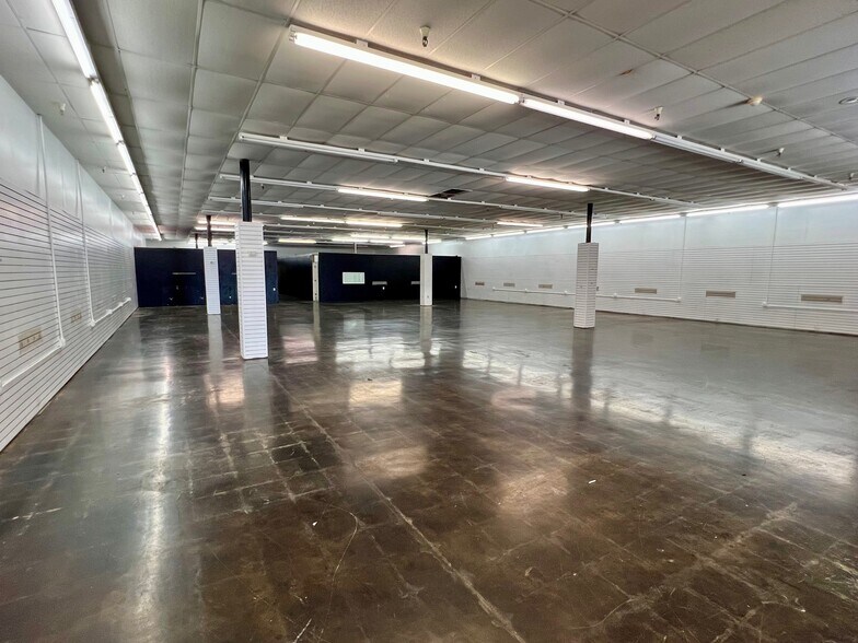 More Photos Of 3010-3012 N 14th St, Ponca City Storefront For Lease