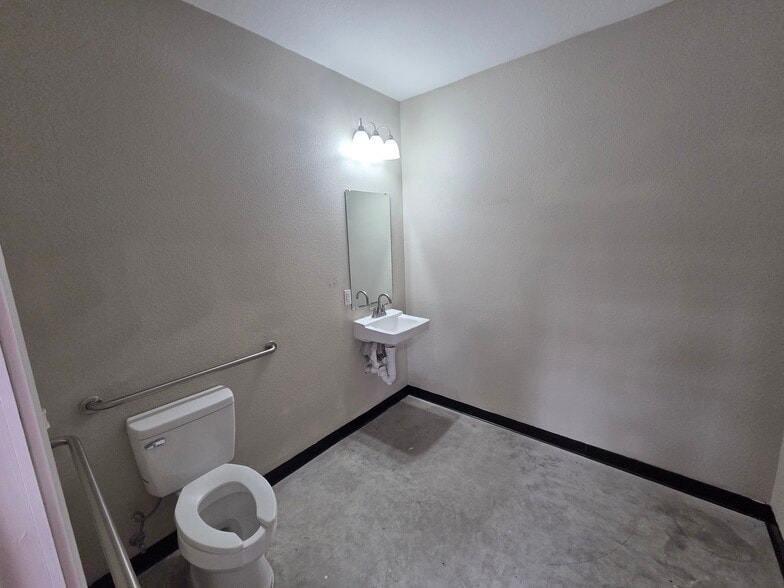 More Photos Of 11100 Osgood Dr, San Antonio Industrial For Lease