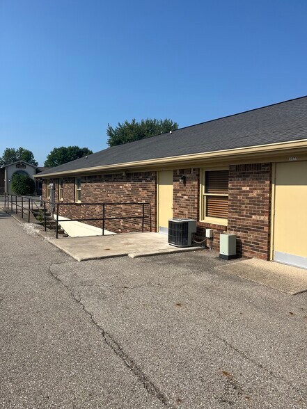 More Photos Of 1461 Jason Rd, Greenfield Office For Lease