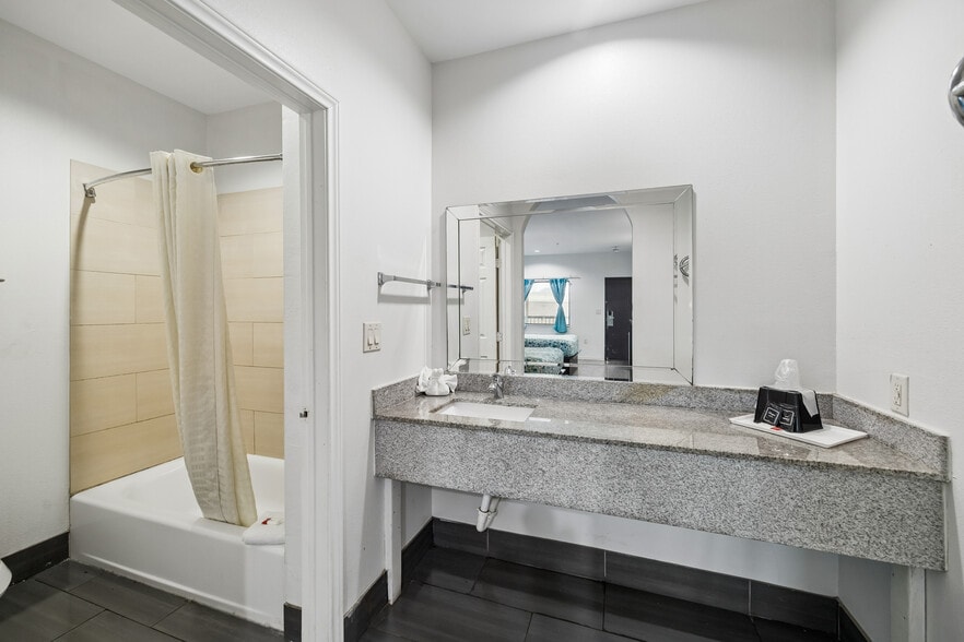 More Photos Of 14621 Highway 59 N, Humble Hotel For Sale