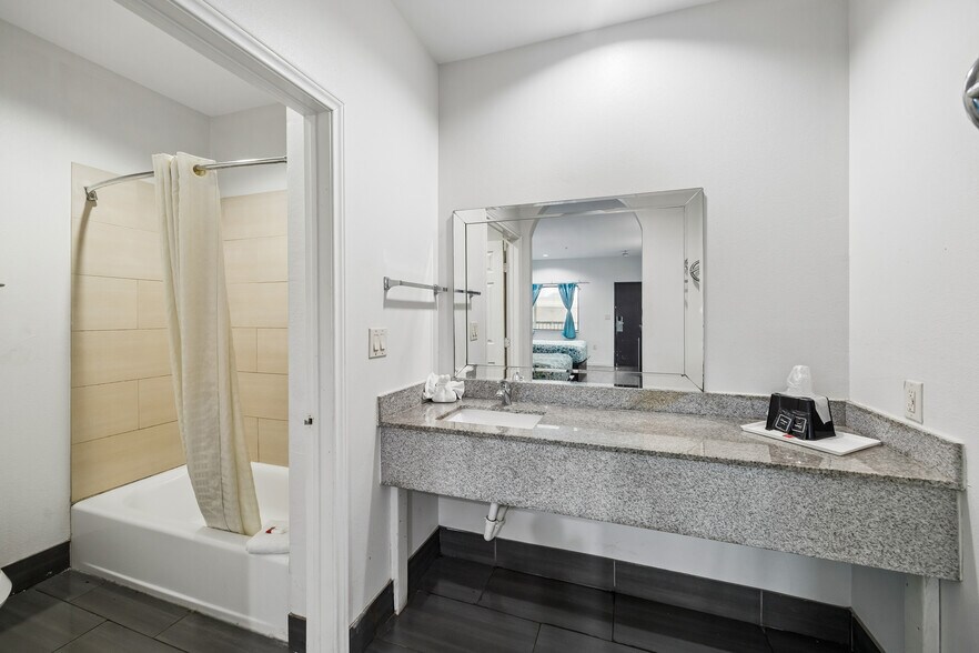 More Photos Of 14621 Highway 59 N, Humble Hotel For Sale