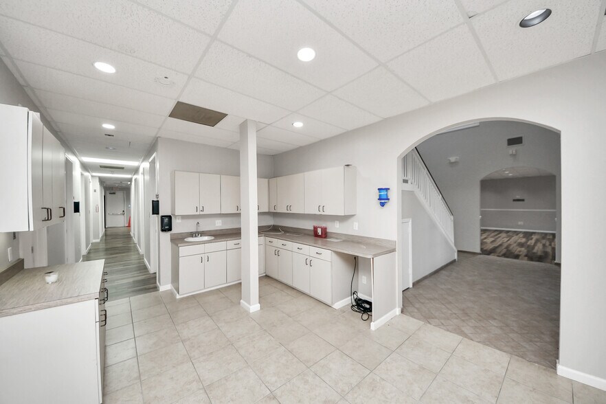 More Photos Of 926 N Wilcrest Dr, Houston Medical For Sale