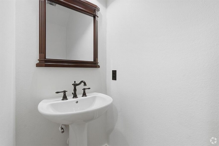 More Photos Of 1006 Frost Ave, Driftwood Loft Creative Space For Sale