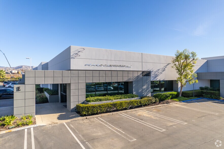 More Photos Of 24 Hammond, Irvine Light Manufacturing For Lease