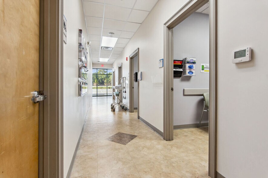 More Photos Of 4275 Western Blvd, Jacksonville Storefront Retail Office For Sale