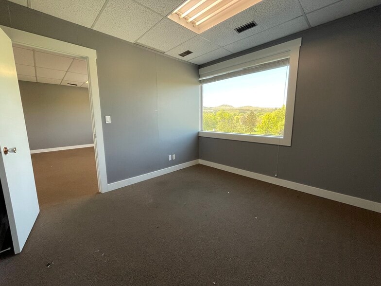 More Photos Of 913-915 Kalamalka Lake Rd, Vernon Office For Lease