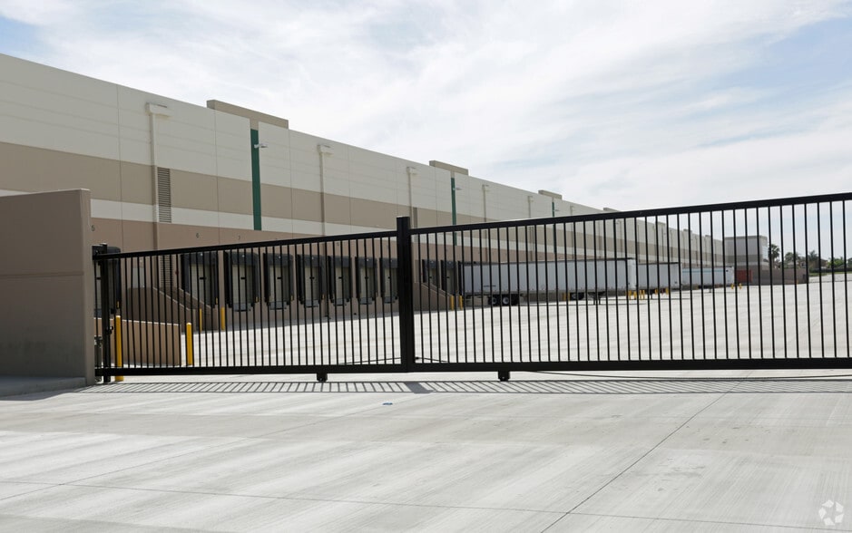 More Photos Of 1420 N Tamarind Ave, Rialto Distribution For Lease