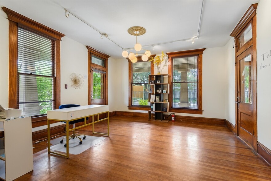 More Photos Of 119 E 20th St, Houston Office Residential For Sale