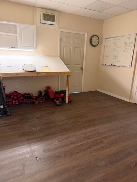 More Photos Of 1076 Business Ln, Naples Showroom For Sale