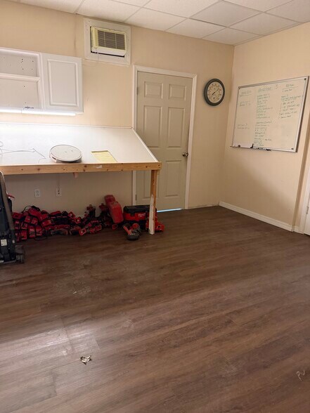 More Photos Of 1076 Business Ln, Naples Showroom For Sale