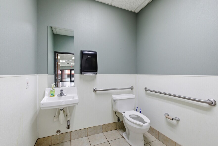 More Photos Of 1695 S State Highway 121, Lewisville Veterinarian Kennel For Sale