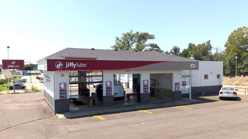 Primary Photo Of 3301 SW Topeka Blvd, Topeka Auto Repair For Sale