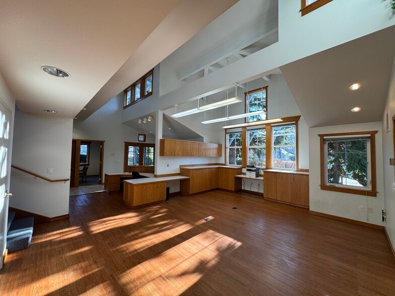 More Photos Of 301 W Blackburn Rd, Mount Vernon Office For Lease