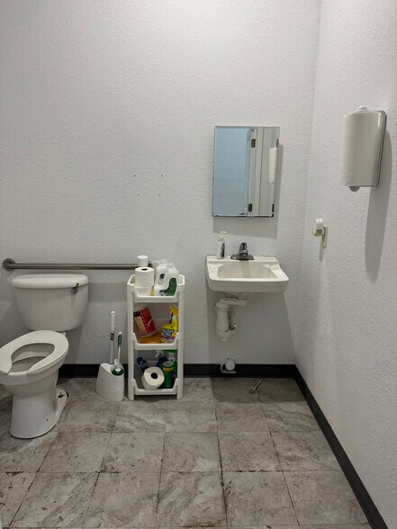 More Photos Of 1250-1290 Hand Ave, Ormond Beach Showroom For Lease