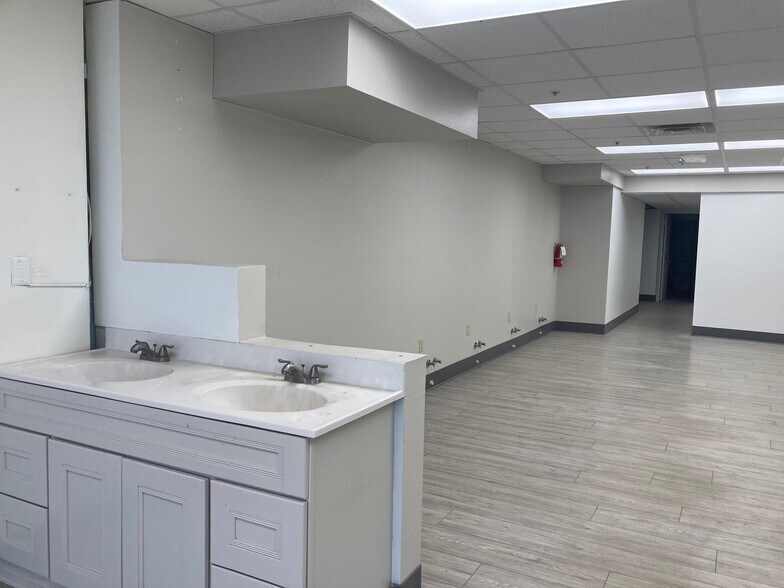 More Photos Of 2202-2336 S Park St, Madison General Retail For Lease