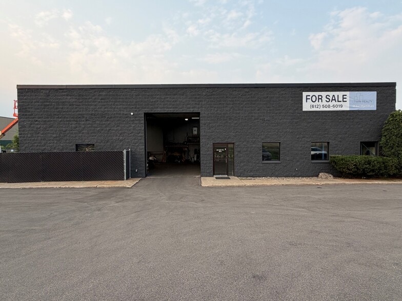 Primary Photo Of 7583 Highway 13 W, Savage Service For Sale