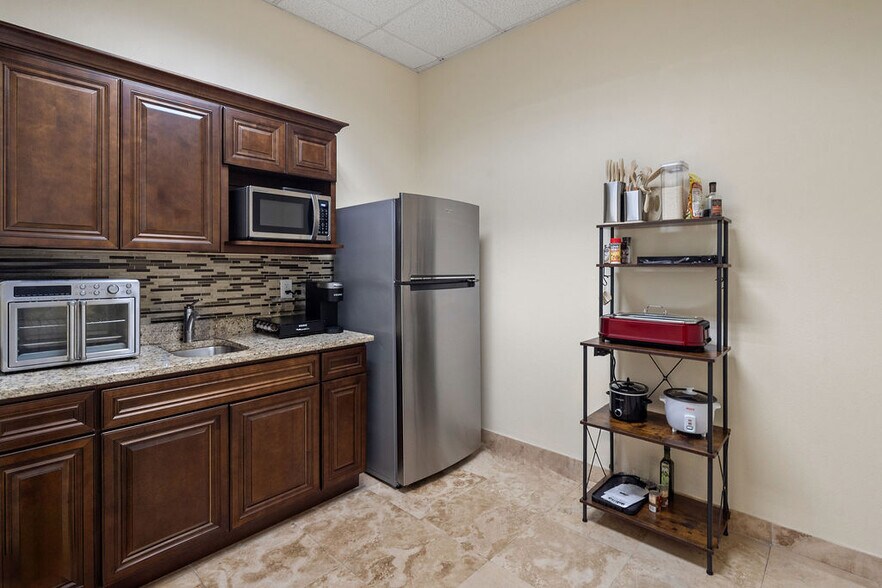 More Photos Of 7901 Kingspointe Pky, Orlando Showroom For Sale