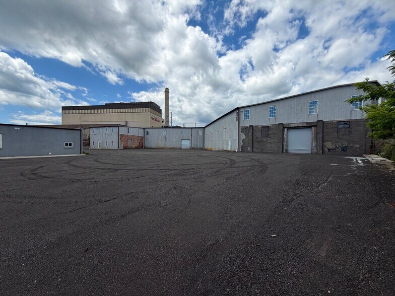 More Photos Of 88 Howard Ave, Bridgeport Warehouse For Lease