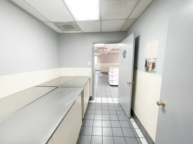 More Photos Of 7902 Slide Rd, Lubbock Veterinarian Kennel For Lease