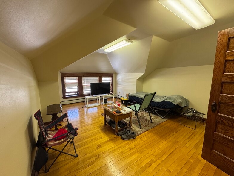 More Photos Of 300 E Pioneer St, Crandon Flex For Sale