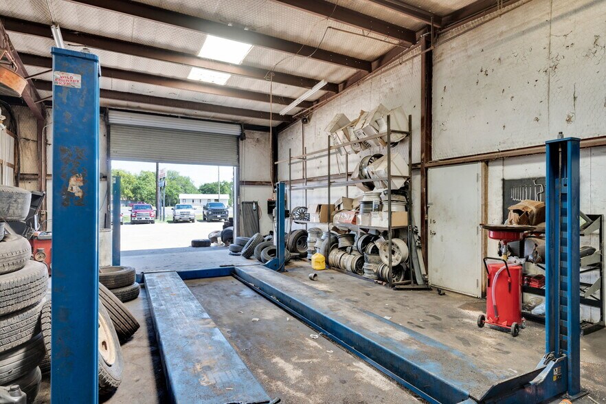 More Photos Of 475 W Commerce St, Fairfield Auto Salvage Facility For Sale