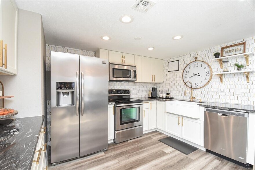 More Photos Of 2016 Main St, Houston Apartments For Sale