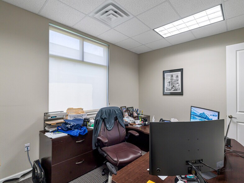 More Photos Of 633 E Fernhurst Dr, Katy Medical For Sale