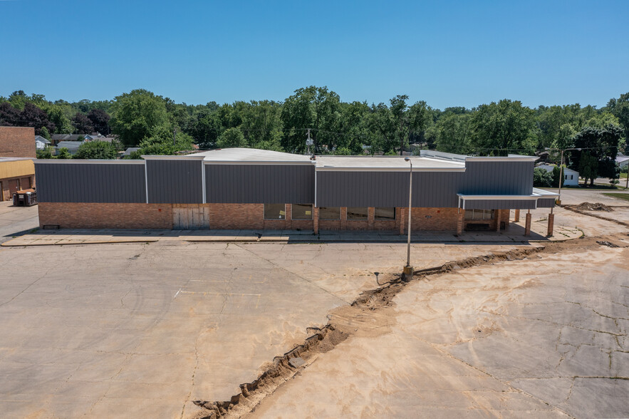 Primary Photo Of 1315 W Galena Ave, Freeport Supermarket For Lease