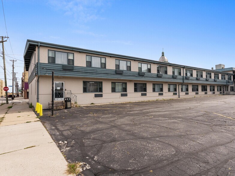 More Photos Of 908 Washington St, Manitowoc Hotel For Sale