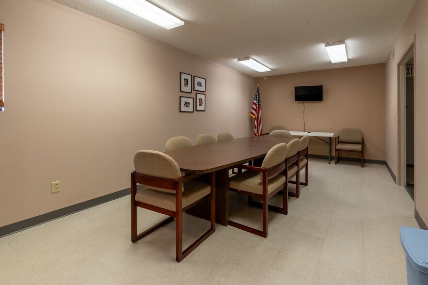 More Photos Of 808 W Prairie St, Marion Office For Sale