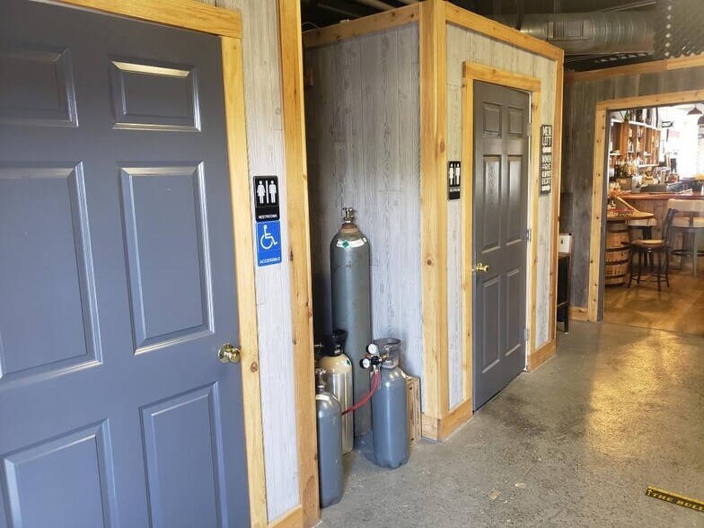 More Photos Of 1357 Central Ave, Middletown Storefront For Sale