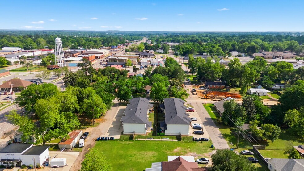 More Photos Of 307 N Henry St, Lindale Apartments For Sale