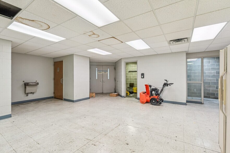 More Photos Of 701 Technology Pl, Waverly Manufacturing For Lease