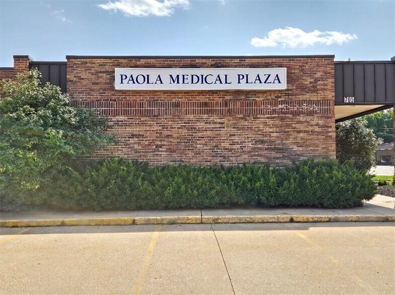 Primary Photo Of 705 Baptiste Dr, Paola Medical For Lease