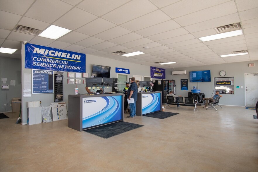 More Photos Of 209 Park Place Blvd, Kenedy Auto Repair For Sale
