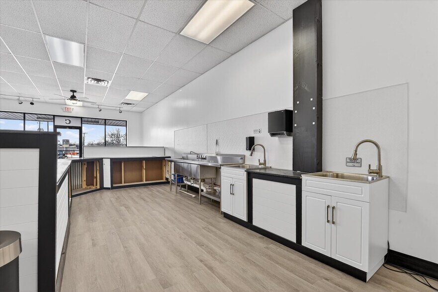 More Photos Of 1100 Croy Dr, Findlay Storefront Retail Office For Lease