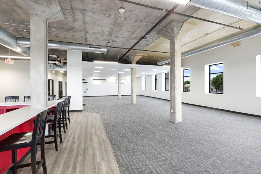 More Photos Of 540 N Broadway, Green Bay Office For Lease