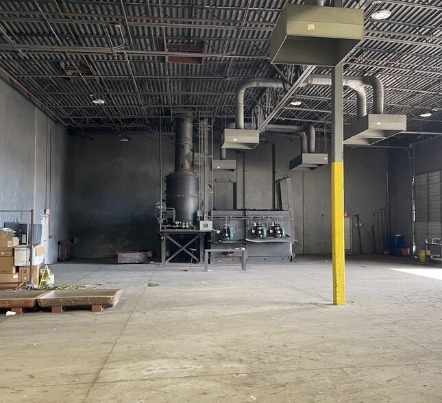 More Photos Of 6800 S Interstate Highway 45, Wilmer Showroom For Lease