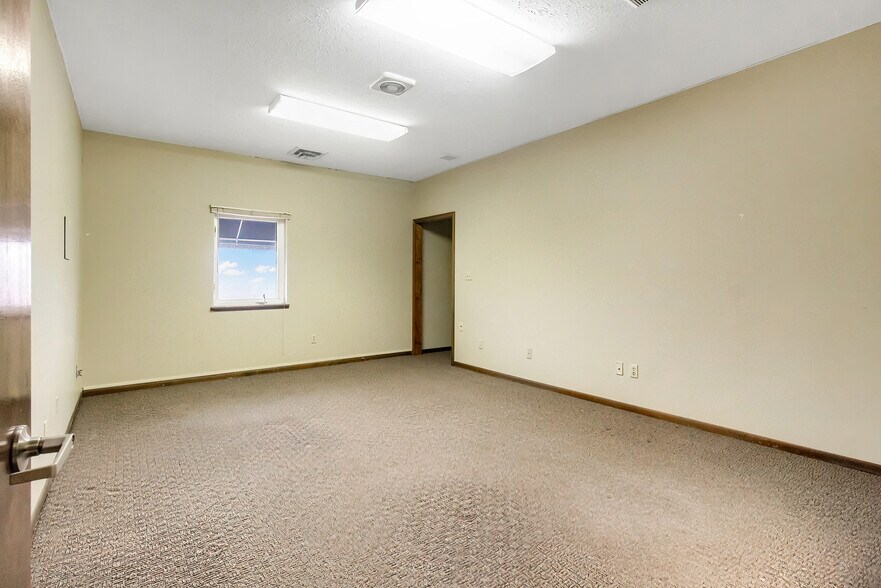 More Photos Of 2425 Medina Rd, Medina Office For Lease