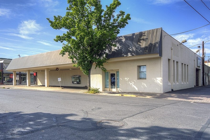 More Photos Of 552 SW 6th St, Redmond Bank For Sale