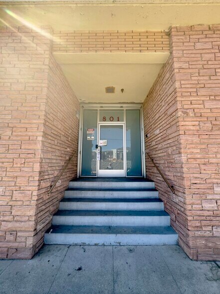 More Photos Of 801 N Lake St, Burbank Warehouse For Lease