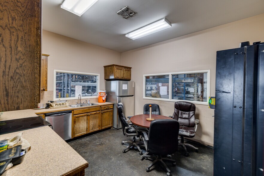 More Photos Of 208 Franklin Dr, West Monroe Distribution For Sale