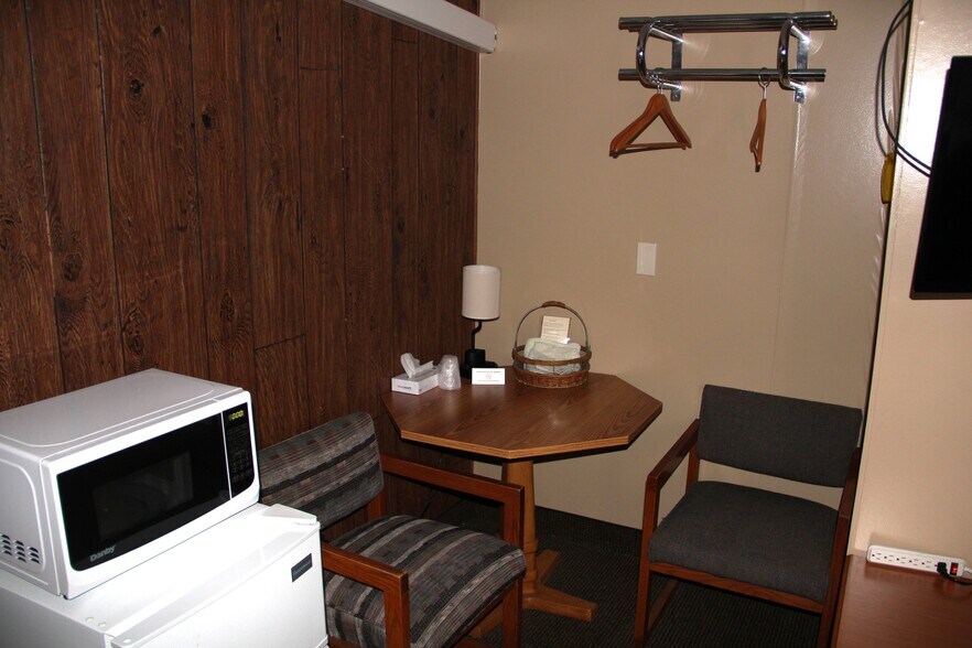 More Photos Of 115 N River St, Chamberlain Hotel For Sale