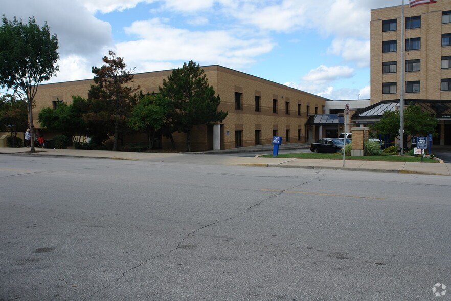 More Photos Of 3267 S 16th St, Milwaukee Medical For Lease