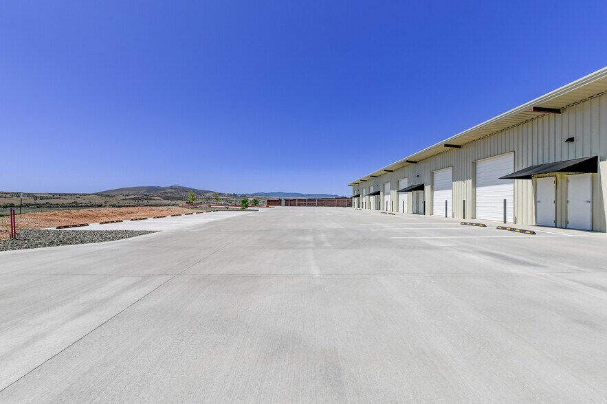 More Photos Of 6596 Inter Cal Way, Prescott Distribution For Lease