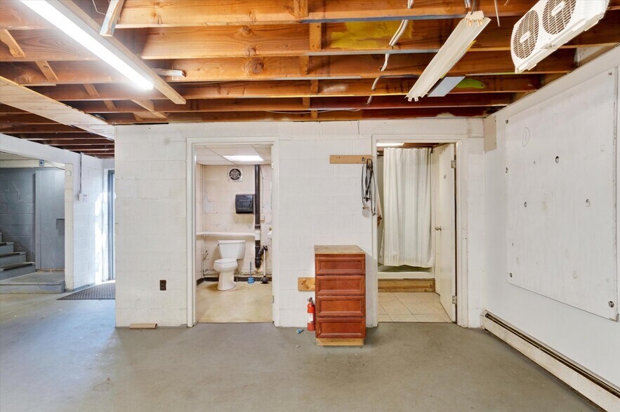 More Photos Of 321 Dewey St, York Distribution For Sale