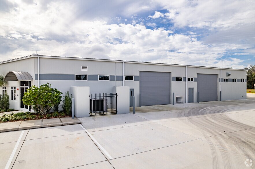 More Photos Of 2678 Richmond Ave, Sanford Distribution For Lease